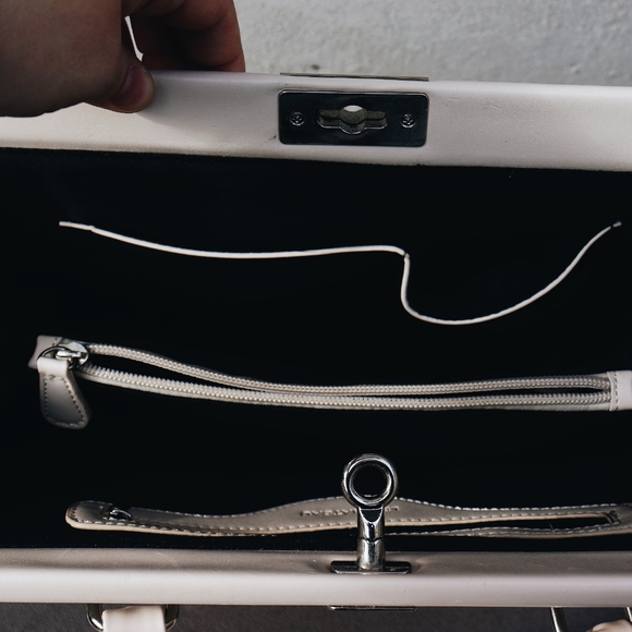 Le Chateau Off White Handbag - Picture 6 of 8